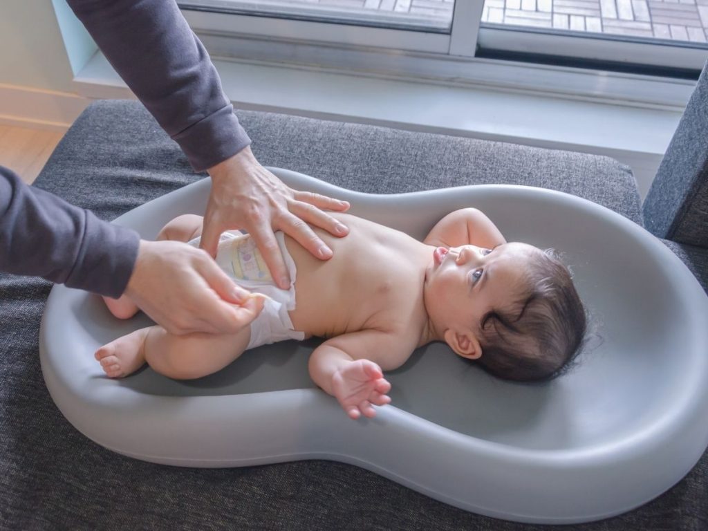 How to Diaper Newborn Babie