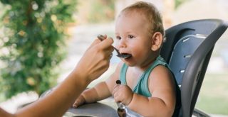 What Precautions to Take When the Baby Starts Eating Salt