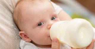 How to Ensure A 6 month Baby Consume Sufficient Milk